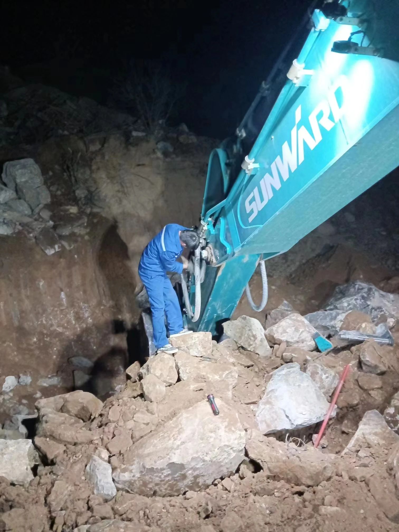 一线“热”闻 | 专业售后，，，，，，专心折务！龙8头号玩家智能挖掘机效劳万里行一直在路上