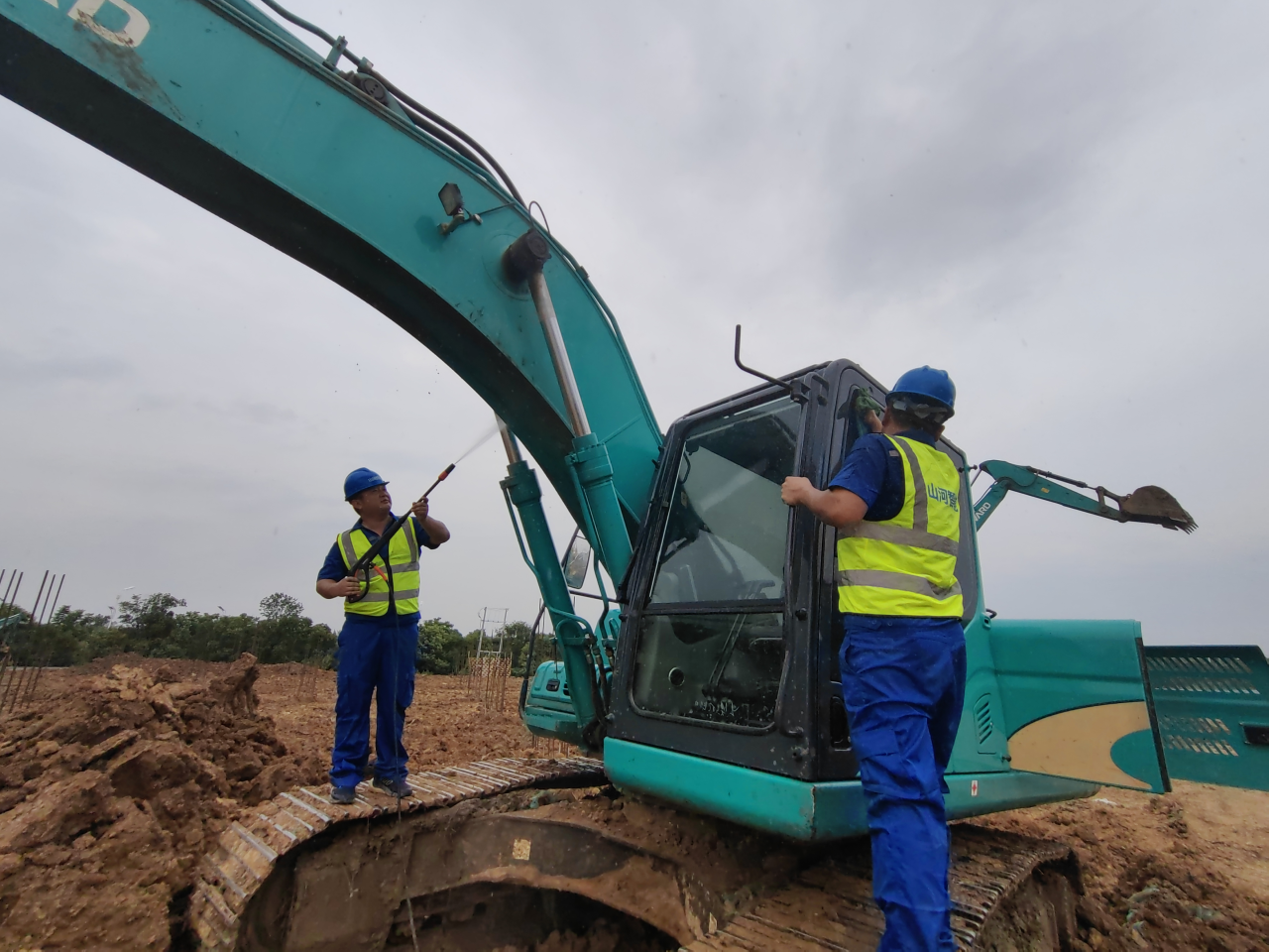 一线“热”闻 | 专业售后，，，，，，专心折务！龙8头号玩家智能挖掘机效劳万里行一直在路上