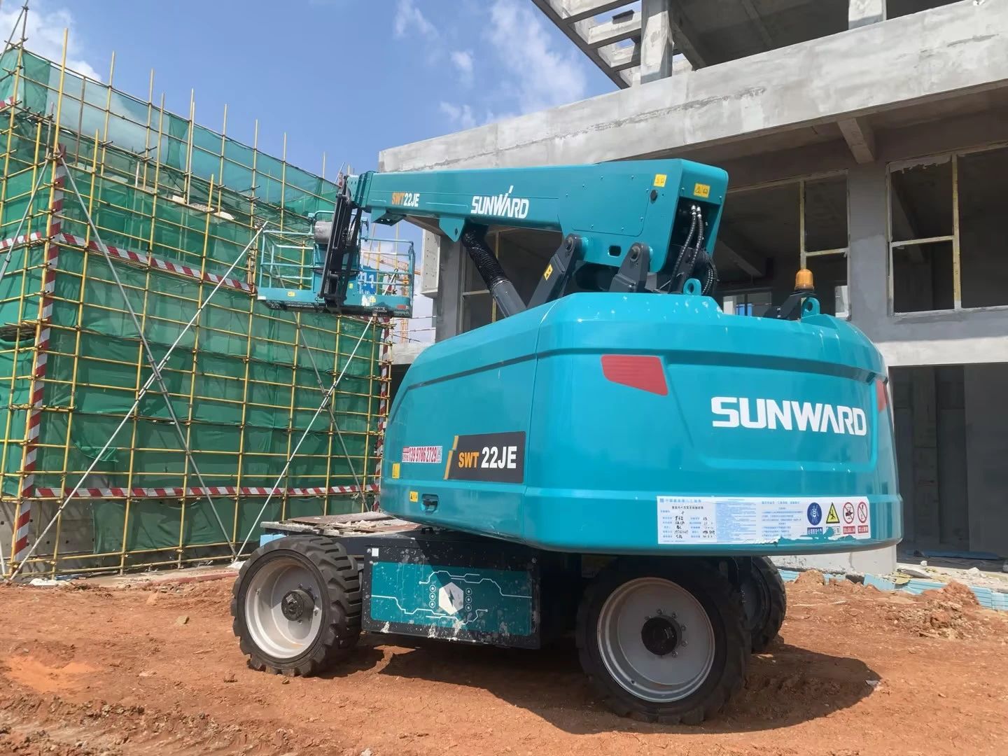 实力上新！龙8头号玩家智能电动直臂高空作业平台进军华中市场