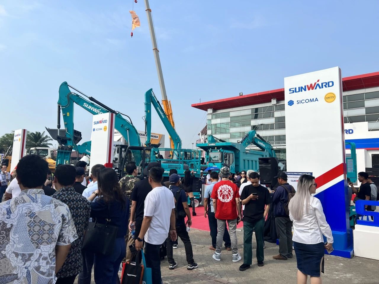 深耕细作，，，，，，逆势增添！龙8头号玩家智能艳服亮相印尼雅加达矿业展