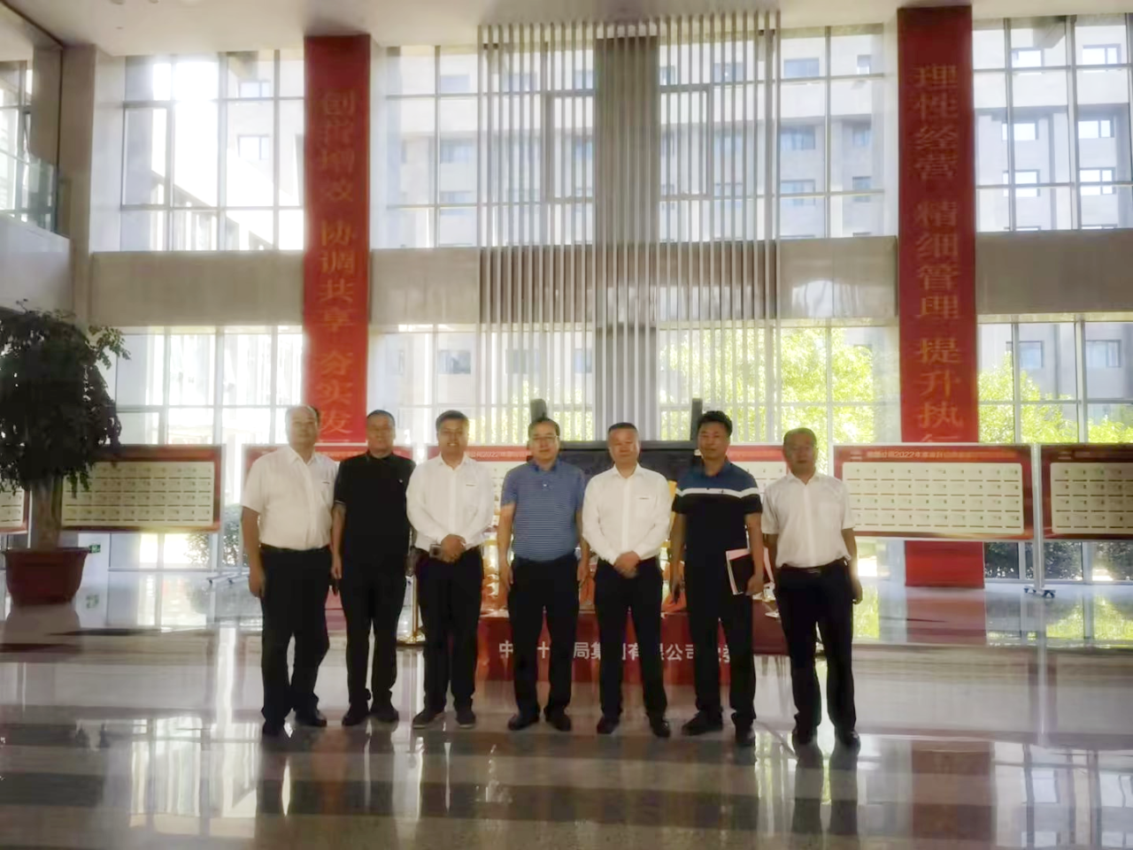 相助共赢！龙8头号玩家智能总司理夏志宏带队赴中铁十九局造访交流