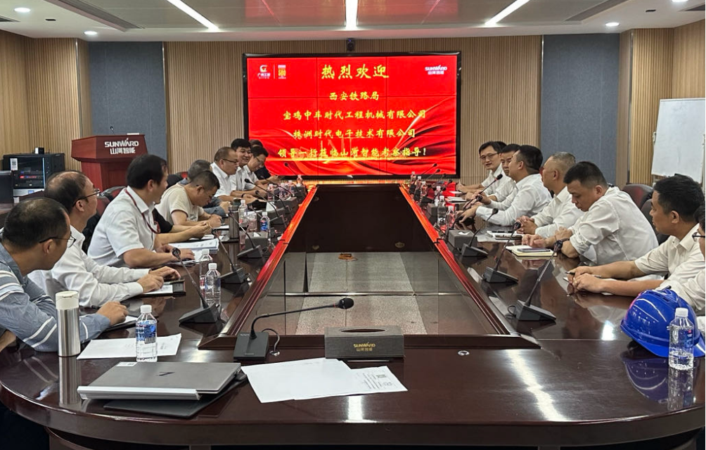 龙8头号玩家智能首套抬拨线作业装置通过国家铁路系统准入判断