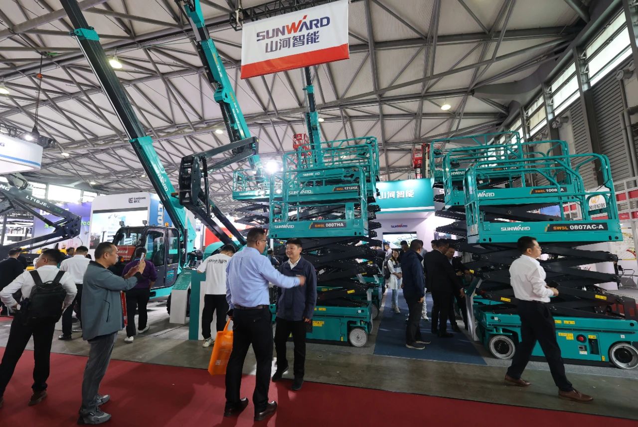 精品出击，，，，，，闪灼魔都！龙8头号玩家智能全系列高空机械亮相2023亚洲国际高空展