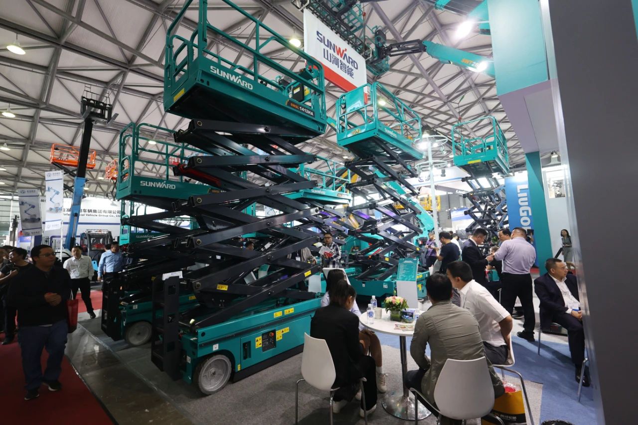 精品出击，，，，，，闪灼魔都！龙8头号玩家智能全系列高空机械亮相2023亚洲国际高空展