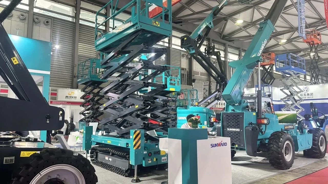 精品出击，，，，，，闪灼魔都！龙8头号玩家智能全系列高空机械亮相2023亚洲国际高空展