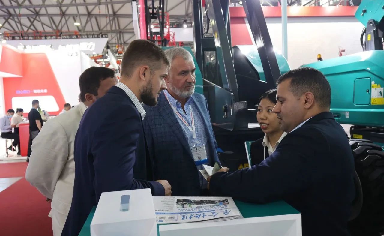 精品出击，，，，，，闪灼魔都！龙8头号玩家智能全系列高空机械亮相2023亚洲国际高空展