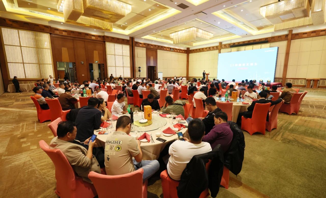 精品出击，，，，，，闪灼魔都！龙8头号玩家智能全系列高空机械亮相2023亚洲国际高空展