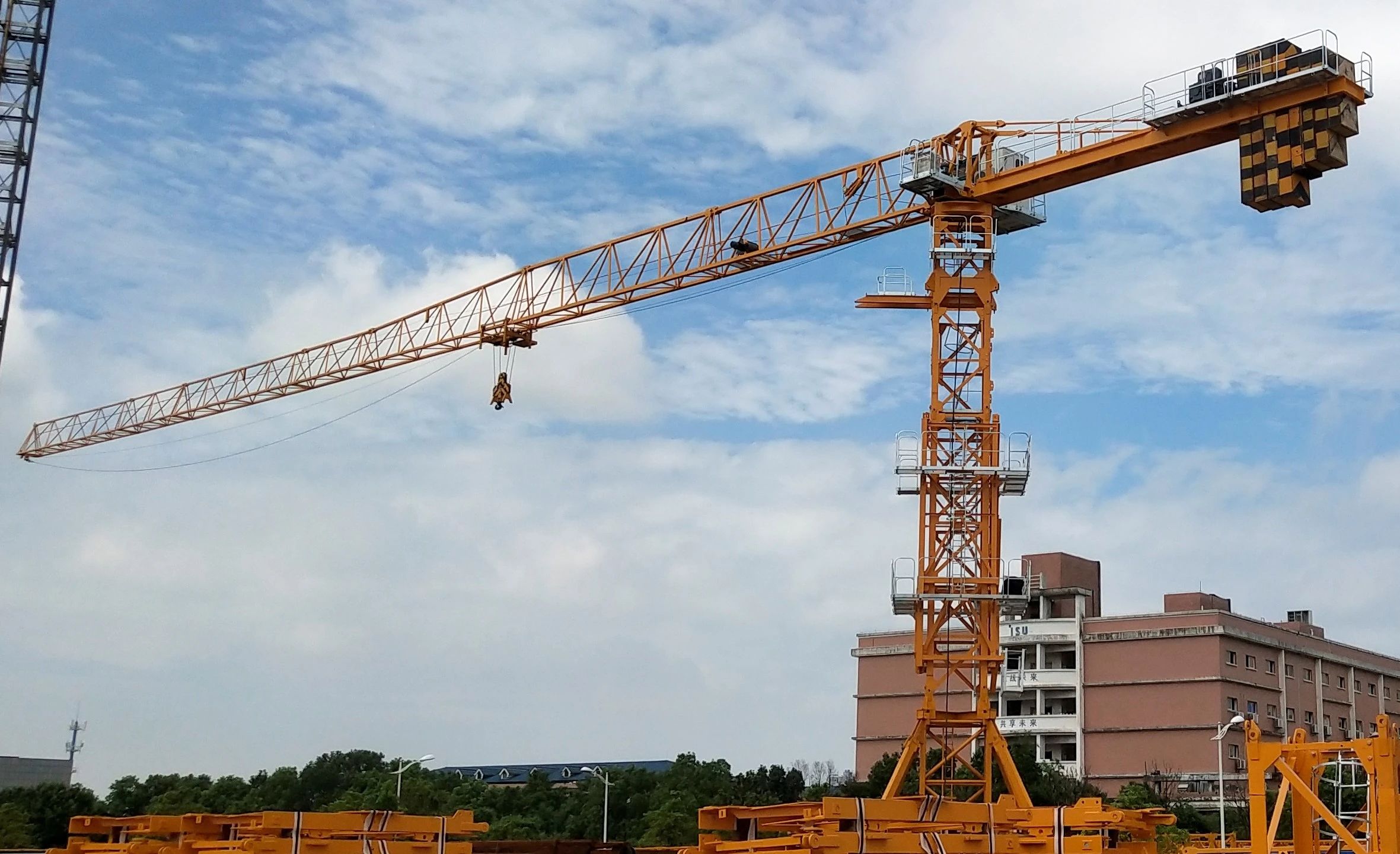 匠心智造，，，，，字斟句酌！龙8头号玩家江麓“精品工程”P6015B1-8塔机下线