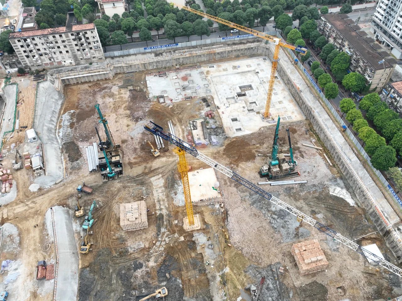 “绿巨人”显神威！龙8头号玩家智能引孔式静力压桩机助建“绿城”南宁民生项目