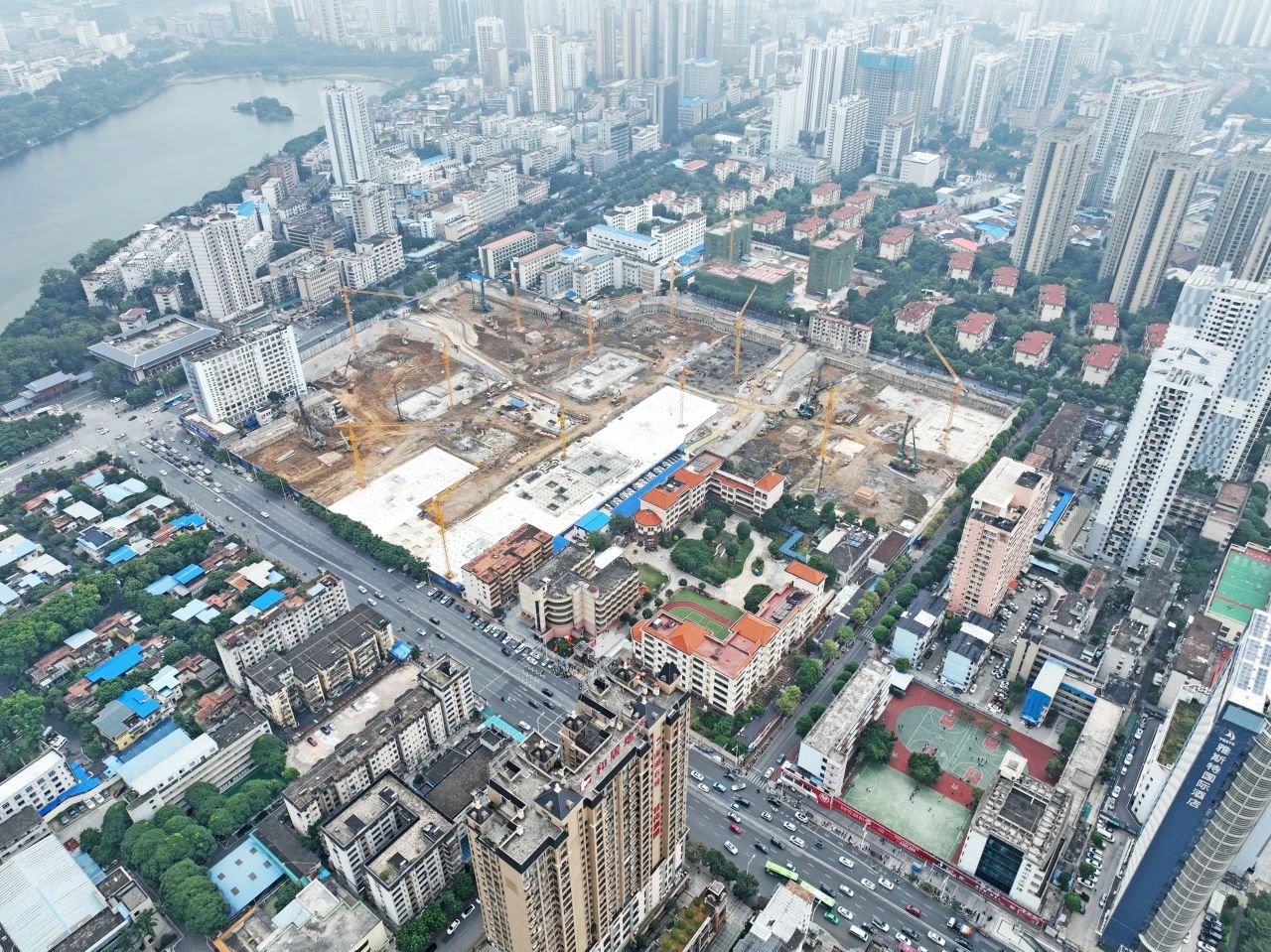 “绿巨人”显神威！龙8头号玩家智能引孔式静力压桩机助建“绿城”南宁民生项目