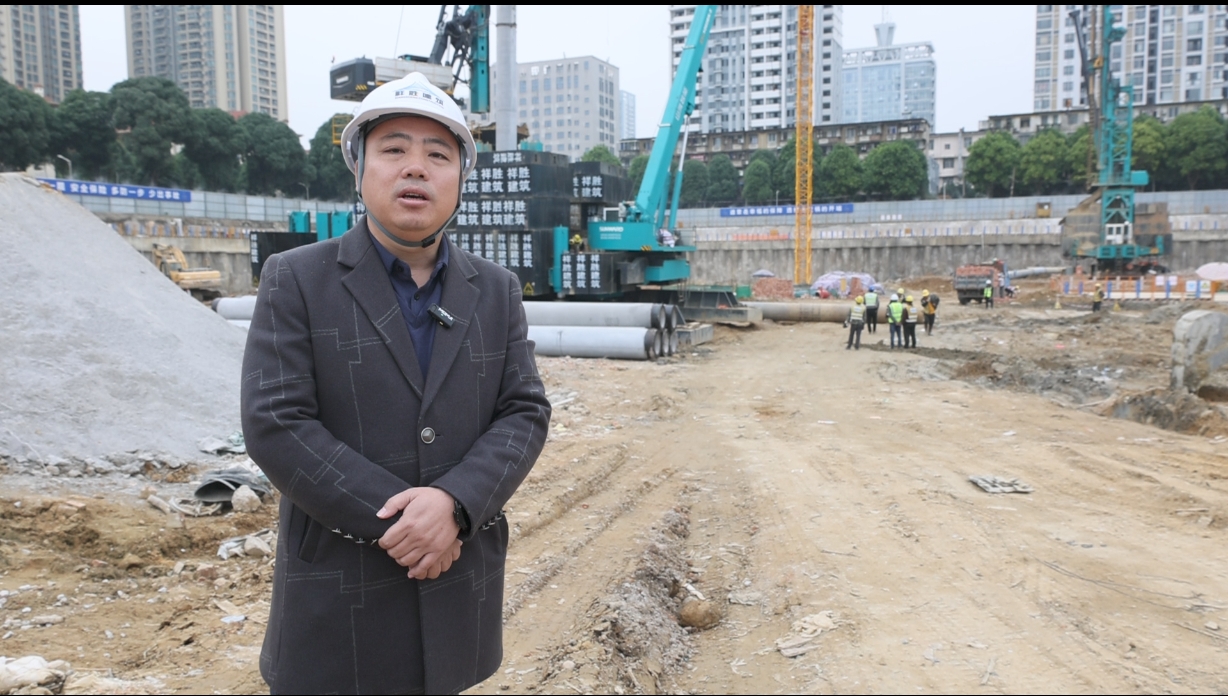 “绿巨人”显神威！龙8头号玩家智能引孔式静力压桩机助建“绿城”南宁民生项目