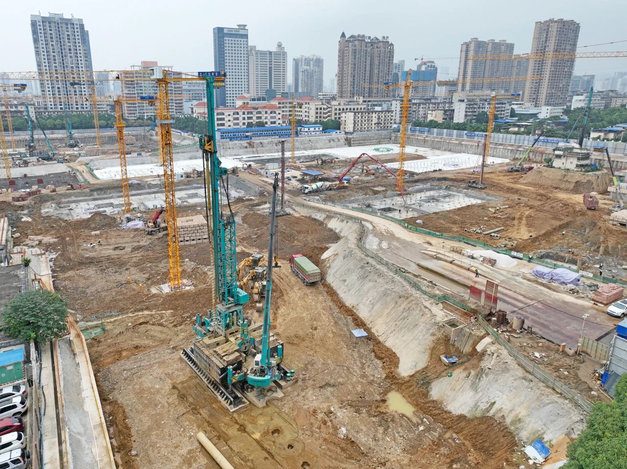 “绿巨人”显神威！龙8头号玩家智能引孔式静力压桩机助建“绿城”南宁民生项目