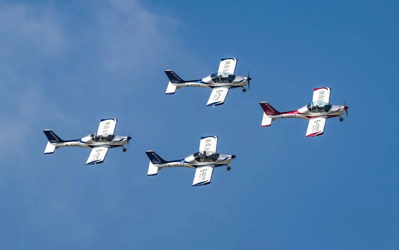 央媒聚焦！一起见证首届亚洲通用航空展上的龙8头号玩家风范