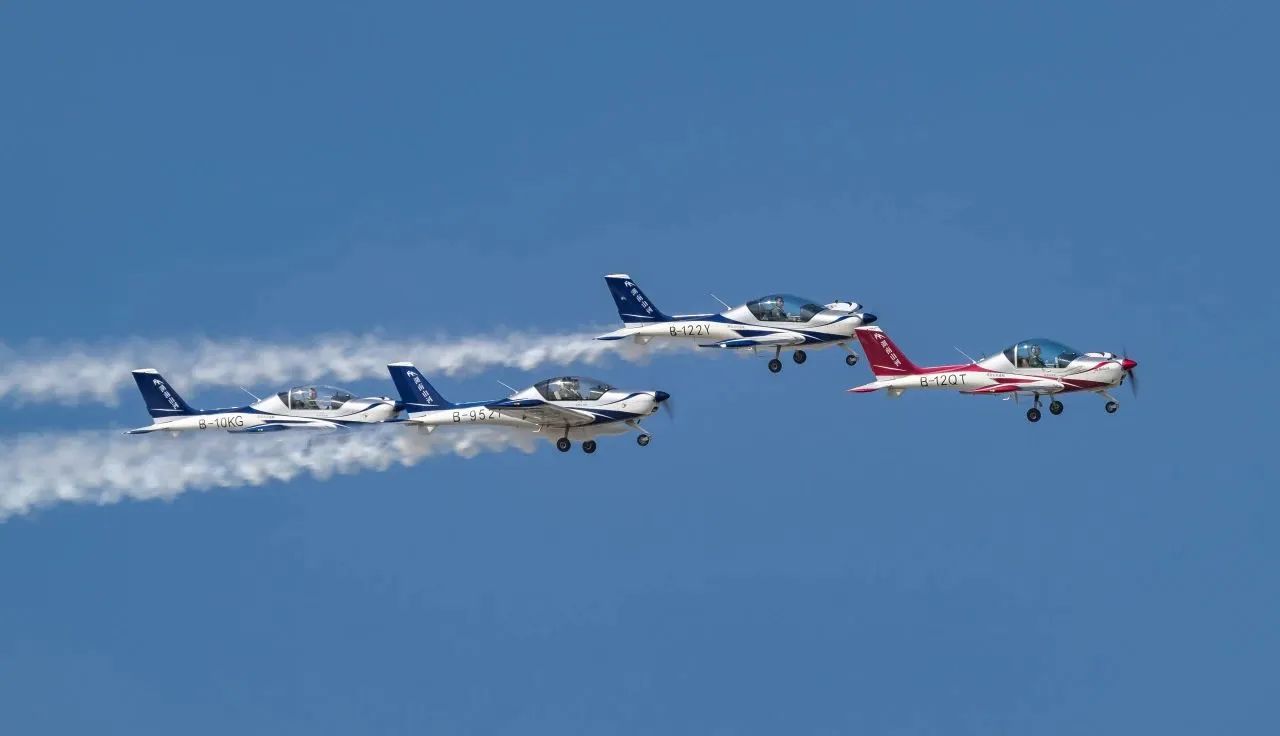 央媒聚焦！一起见证首届亚洲通用航空展上的龙8头号玩家风范