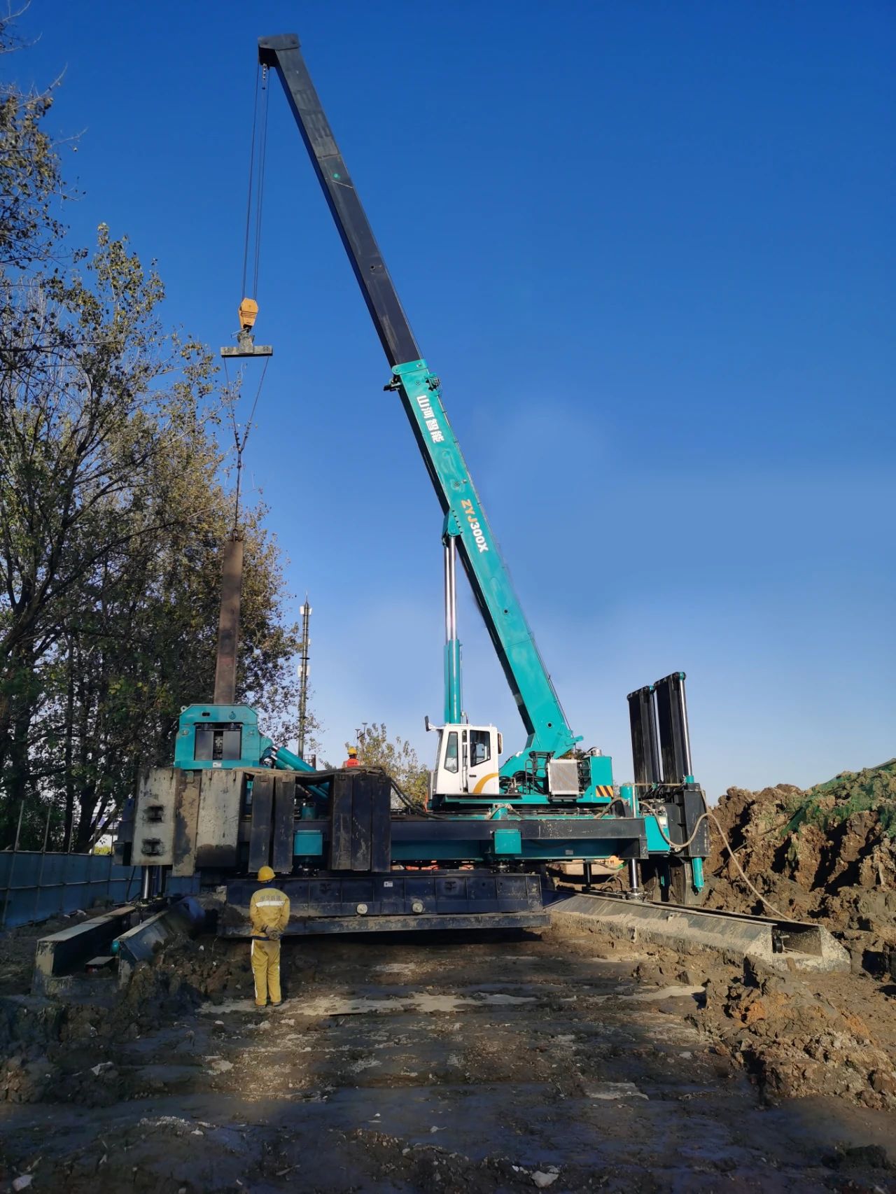 “龙8头号玩家绿”闪灼西子湖畔！龙8头号玩家智能ZYJ300X斜桩压桩机强势来袭