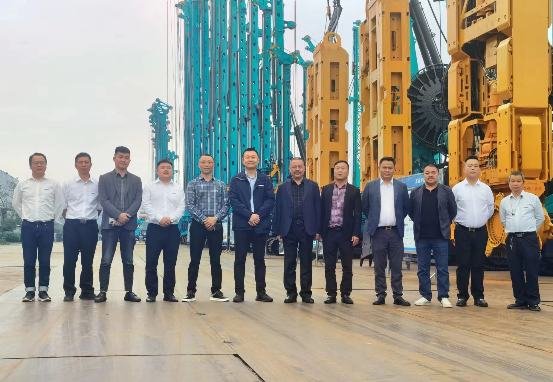 行业严冬现暖阳！现场签购20台旋挖钻机，，，，，龙8头号玩家智能携手湖南骏牛助力国家电网项目建设