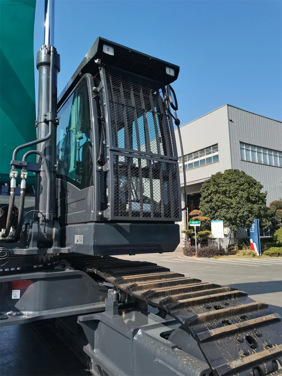 定制开发、功效更强！龙8头号玩家智能SWE750ELR加长臂液压挖掘机下线交付