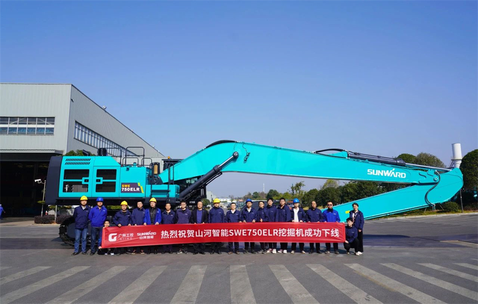定制开发、功效更强！龙8头号玩家智能SWE750ELR加长臂液压挖掘机下线交付