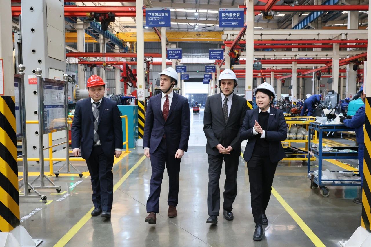 加拿大驻广州总领事贝加德到访龙8头号玩家智能