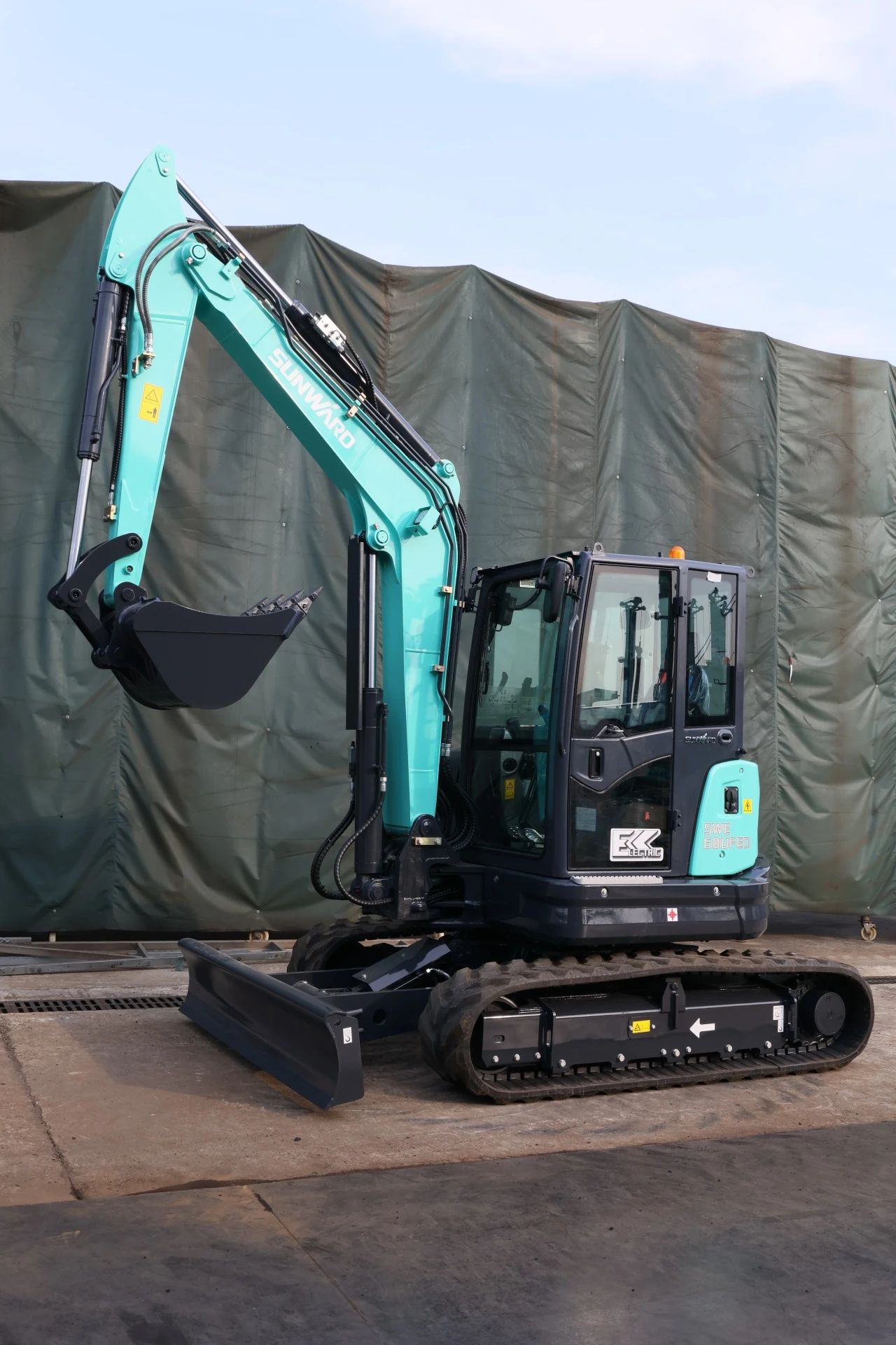 绿色上新！龙8头号玩家智能SWE60UFED纯电动无尾挖掘机乐成下线