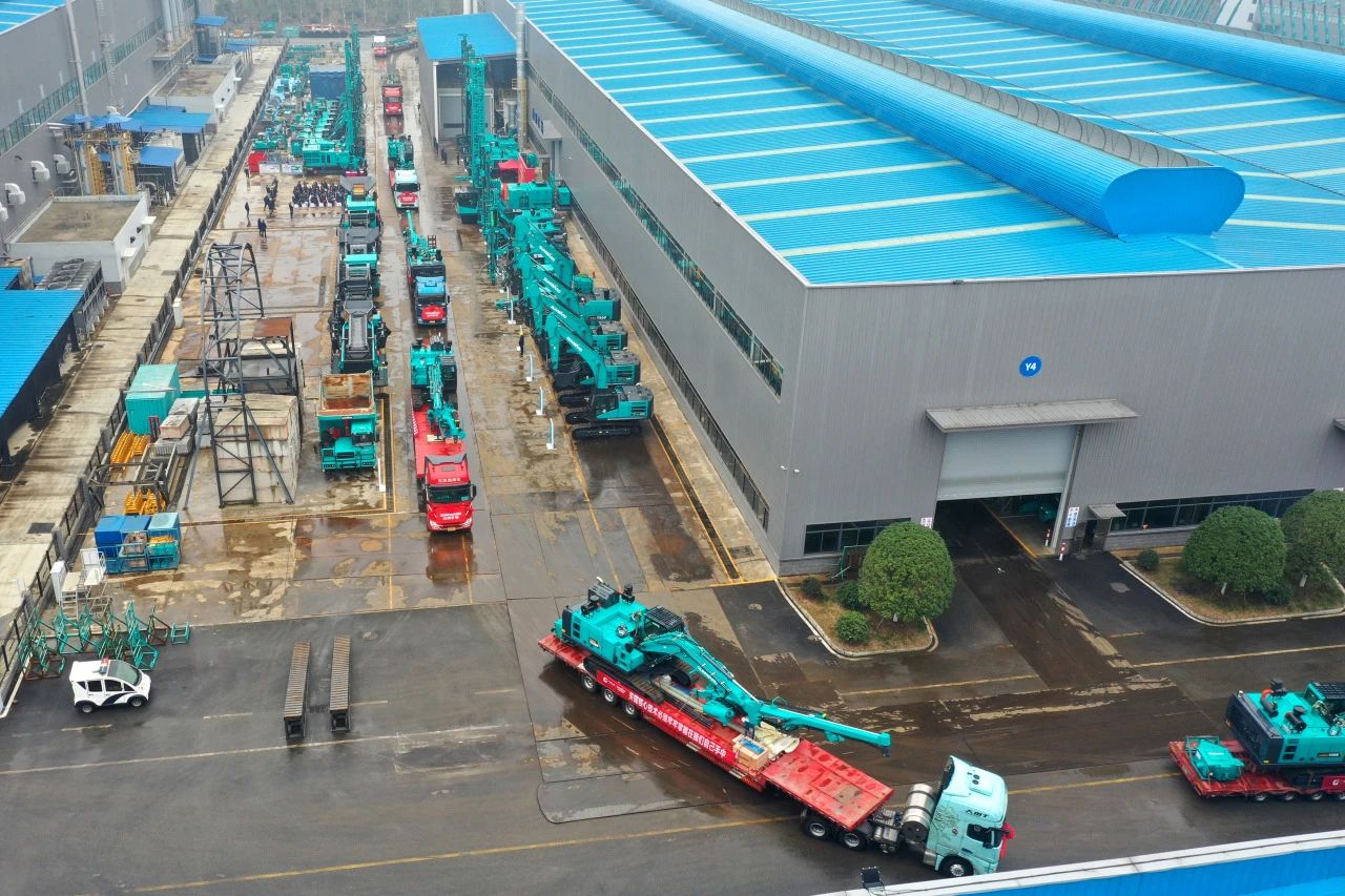 启新程，，，，，向未来！龙8头号玩家矿岩揭牌庆典暨新春发货仪式圆满举行