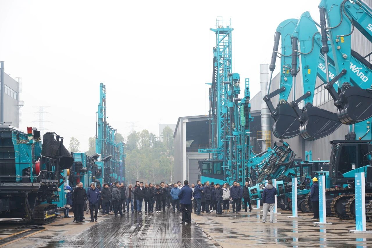 启新程，，，，，向未来！龙8头号玩家矿岩揭牌庆典暨新春发货仪式圆满举行