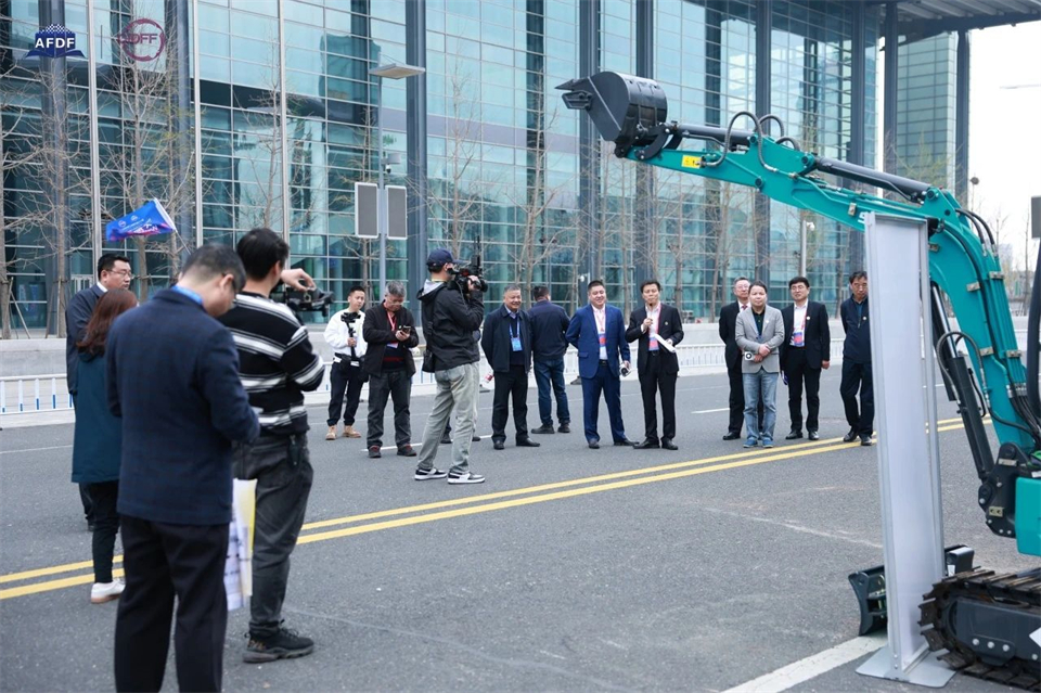 坚持立异，，，，，赋能工业！龙8头号玩家智能出席第十三届深基础工程生长论坛