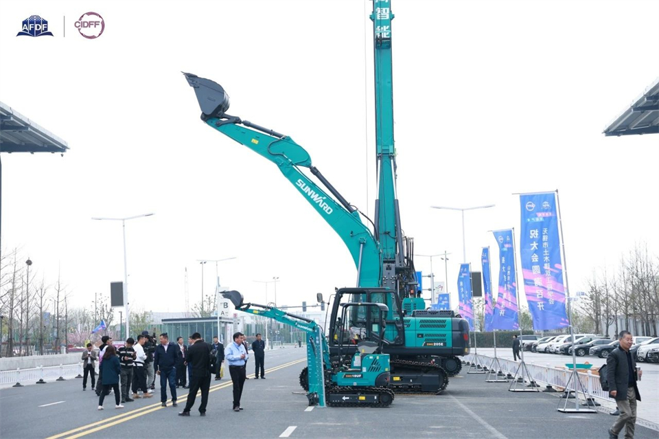 坚持立异，，，，，赋能工业！龙8头号玩家智能出席第十三届深基础工程生长论坛