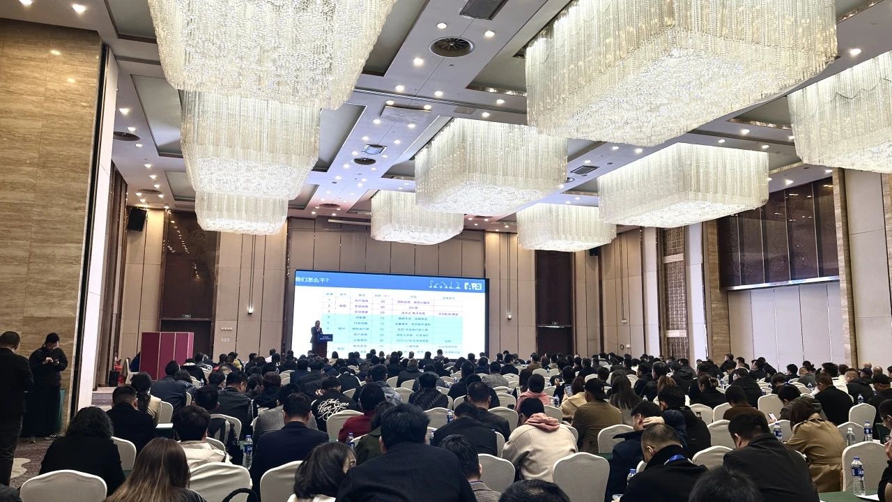 “爆品”来袭，，，，，，，，签简单直！ 龙8头号玩家智能艳服亮相第八届天下高空作业平台租赁大会