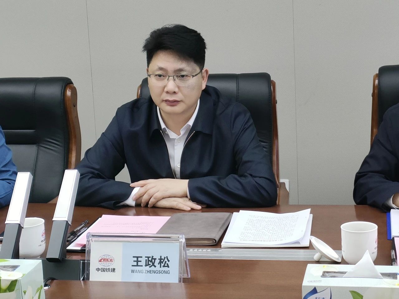 顺应新形势，，，，，，，追求新相助！龙8头号玩家智能到访中铁二十三局