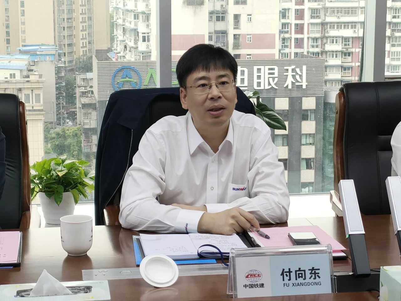 顺应新形势，，，，，，，追求新相助！龙8头号玩家智能到访中铁二十三局