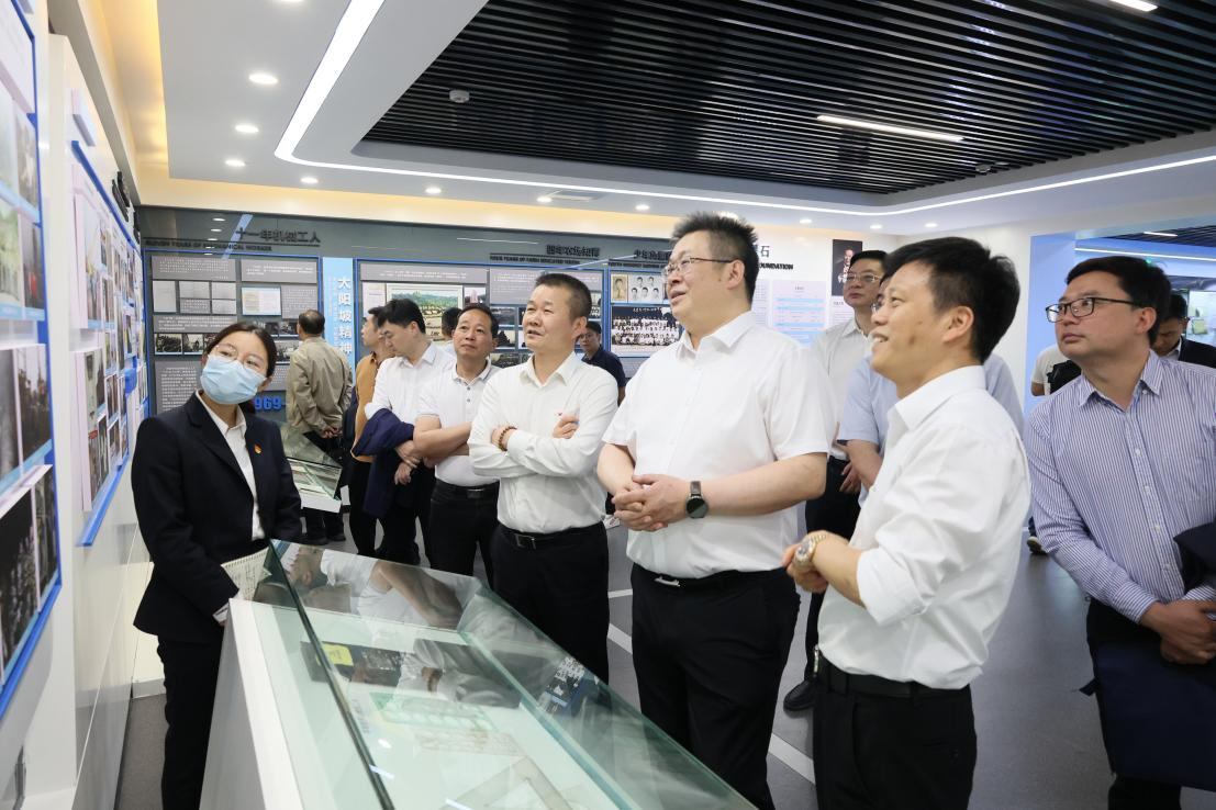 湖南钢铁集团党委书记、董事长李建宇到龙8头号玩家智能调研交流