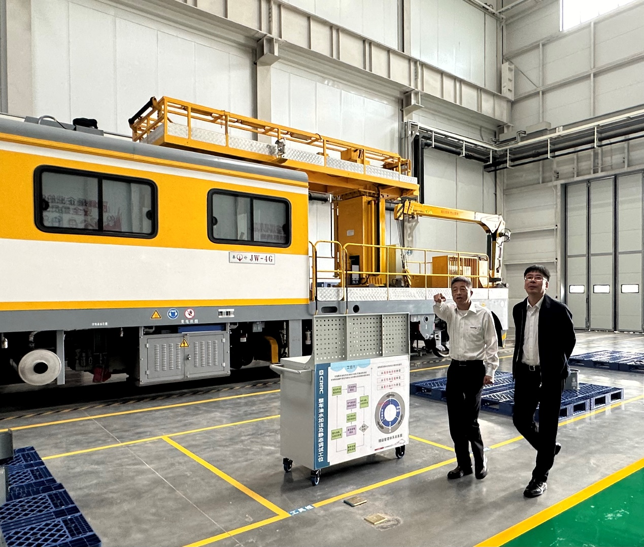 CPH-30J道岔铺换机组全球宣布！龙8头号玩家智能与宝鸡中车时代共绘铁路装备新篇章！