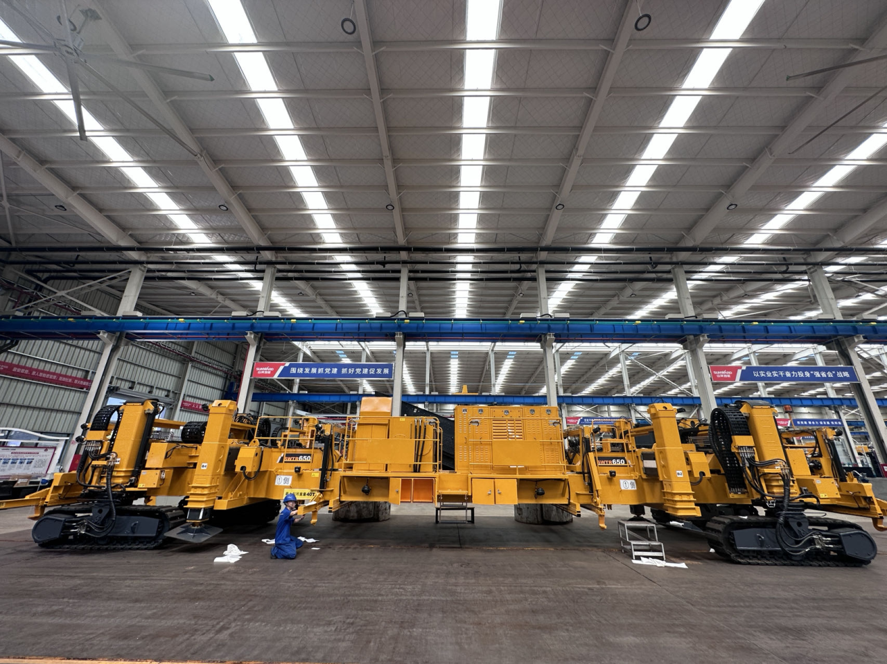 CPH-30J道岔铺换机组全球宣布！龙8头号玩家智能与宝鸡中车时代共绘铁路装备新篇章！