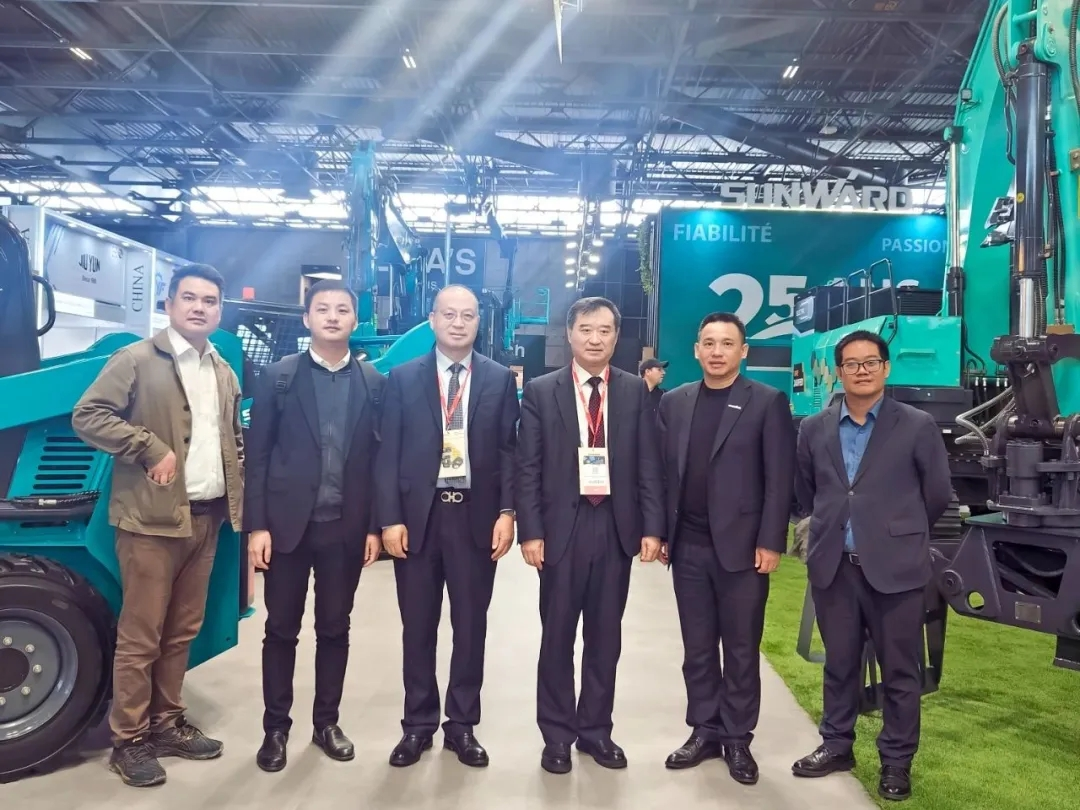 赢战INTERMAT 2024！龙8头号玩家智能土方机械深耕全球高端市场