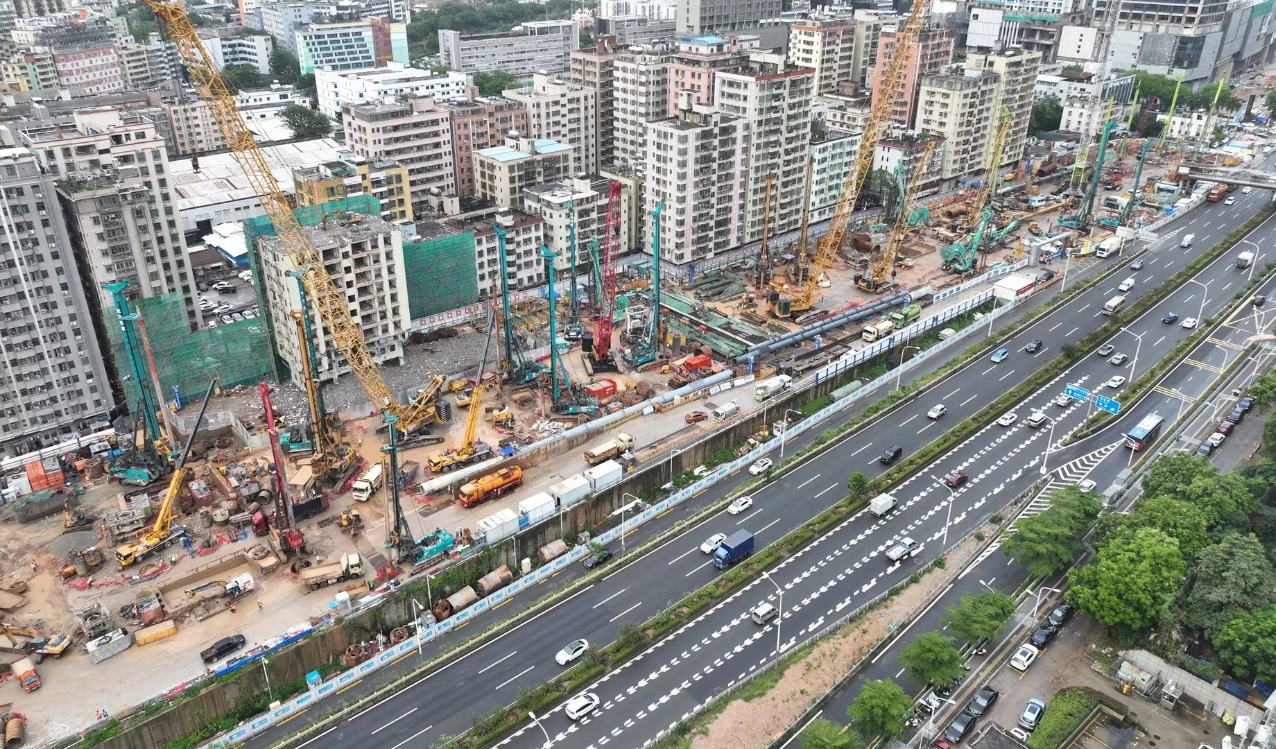 性能突出，，，，，，超强助力！龙8头号玩家智能旋挖钻机助力深圳地铁五和站施工