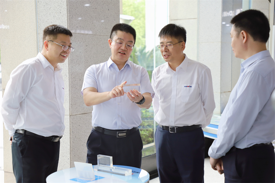 “双向奔赴 相助共赢”龙8头号玩家智能与中钨高新签署战略相助协议