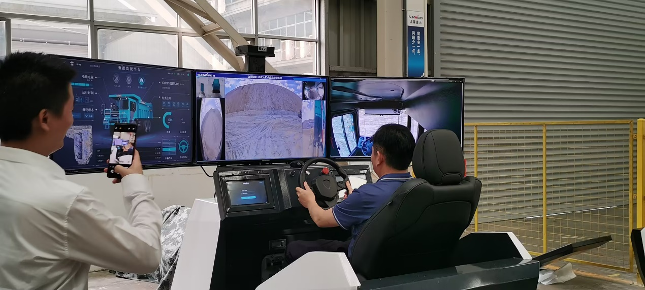 湘潭市工信局带队莅临龙8头号玩家智能开展智能制造现场观摩交流活动