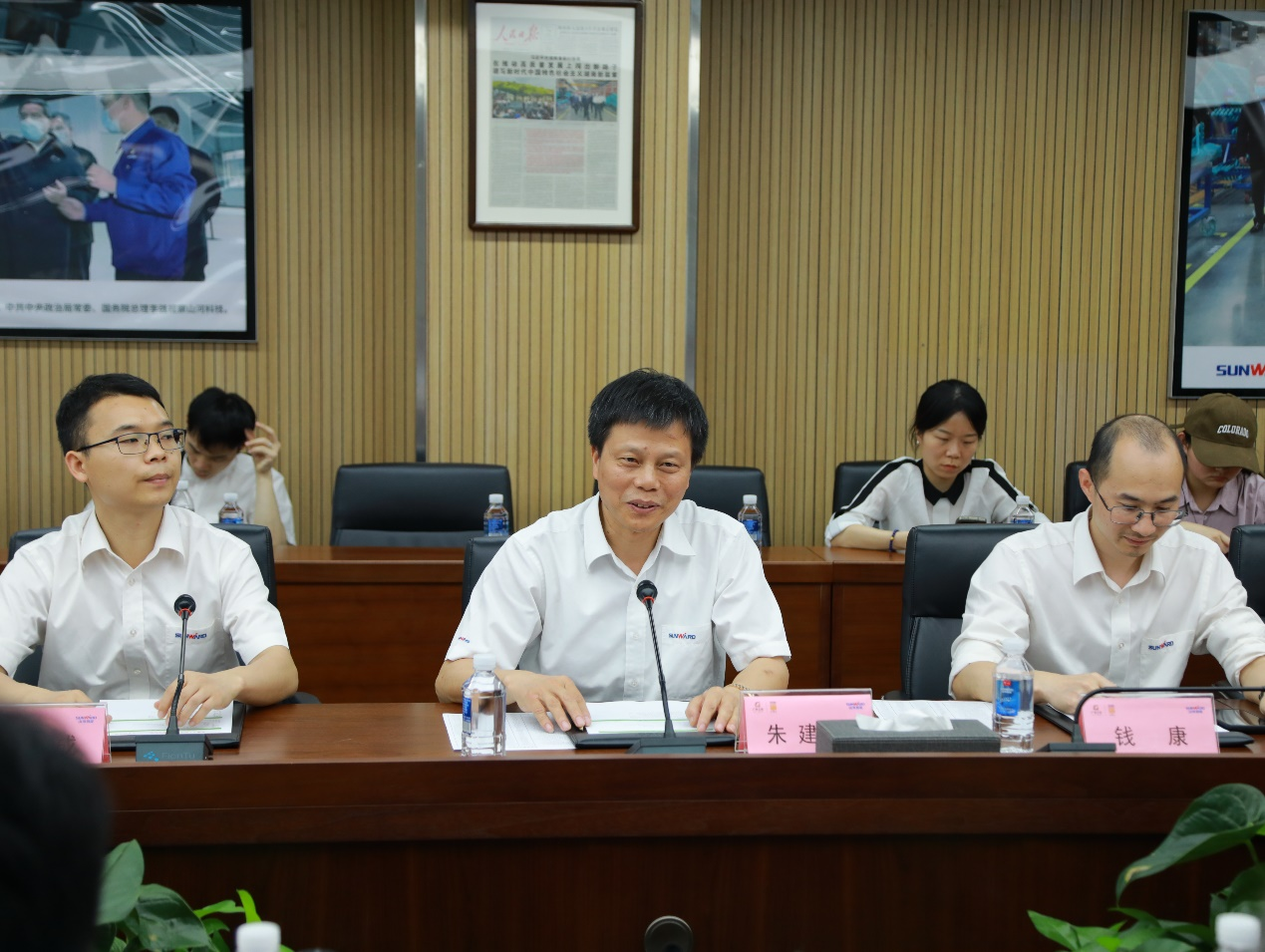 湘潭市工信局带队莅临龙8头号玩家智能开展智能制造现场观摩交流活动