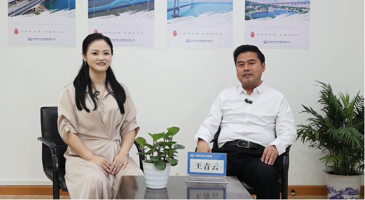 先导式立异，，，，，，，，再推电动新品！龙8头号玩家智能SWDM520EE增程式旋挖钻机推介会乐成举行