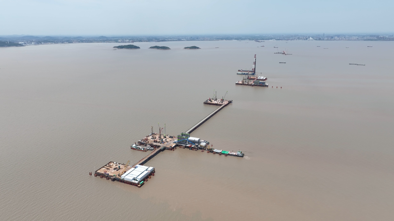 先导式立异，，，，，，，，再推电动新品！龙8头号玩家智能SWDM520EE增程式旋挖钻机推介会乐成举行