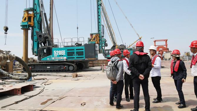 先导式立异，，，，，，，，再推电动新品！龙8头号玩家智能SWDM520EE增程式旋挖钻机推介会乐成举行