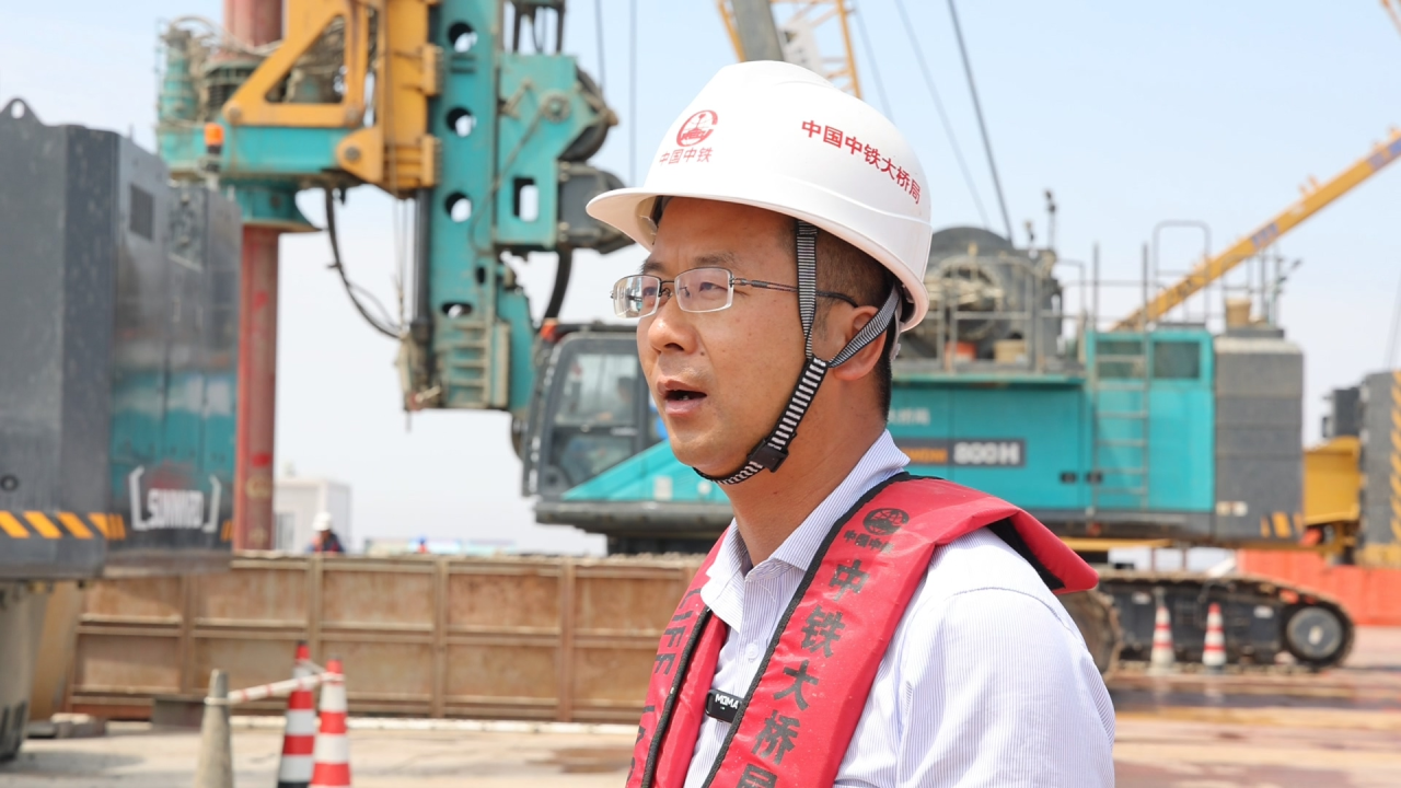 先导式立异，，，，，，，，再推电动新品！龙8头号玩家智能SWDM520EE增程式旋挖钻机推介会乐成举行