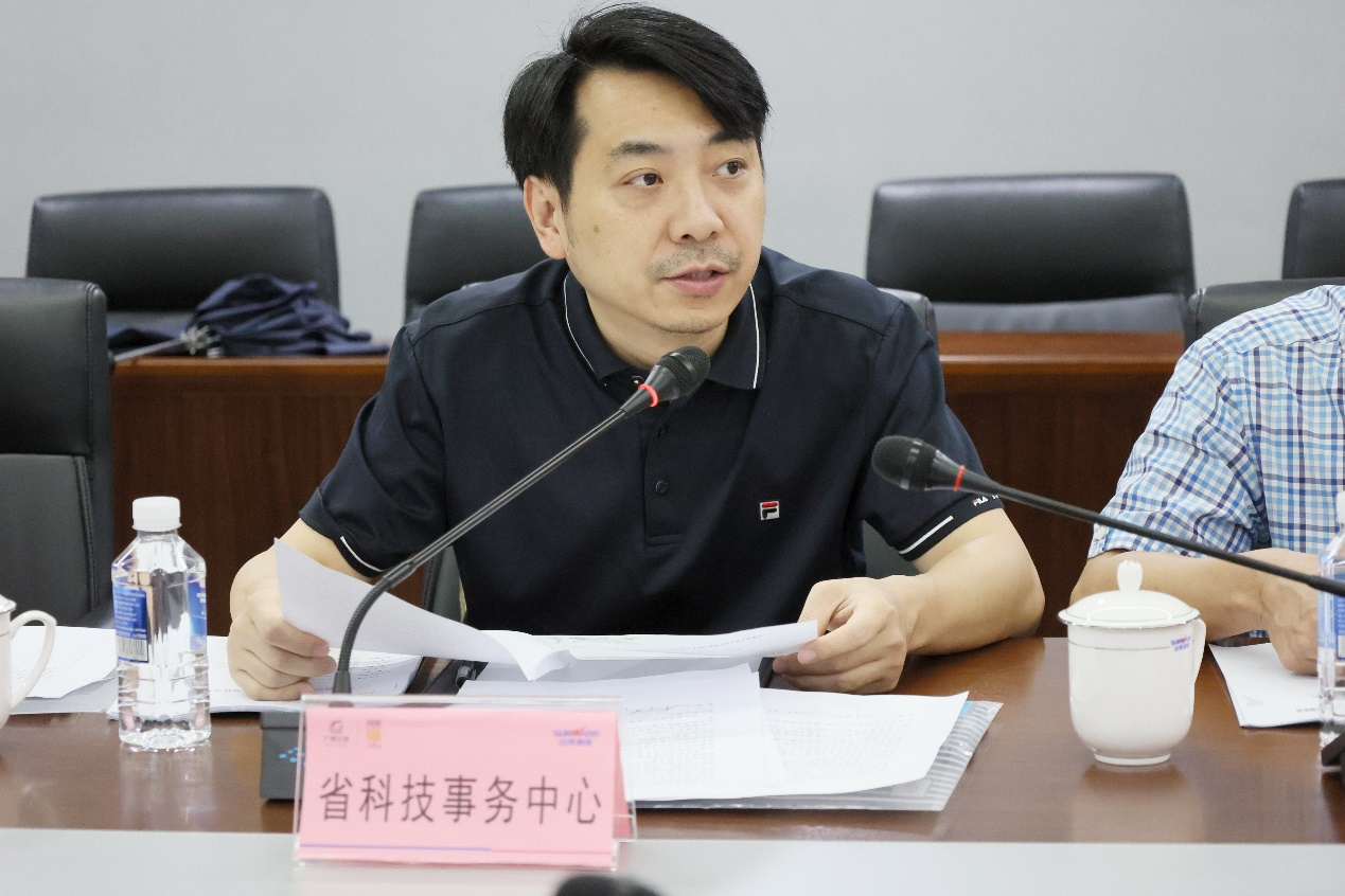 龙8头号玩家智能“超大型油气管道绿色成套施工装备”项目顺遂通过验收！