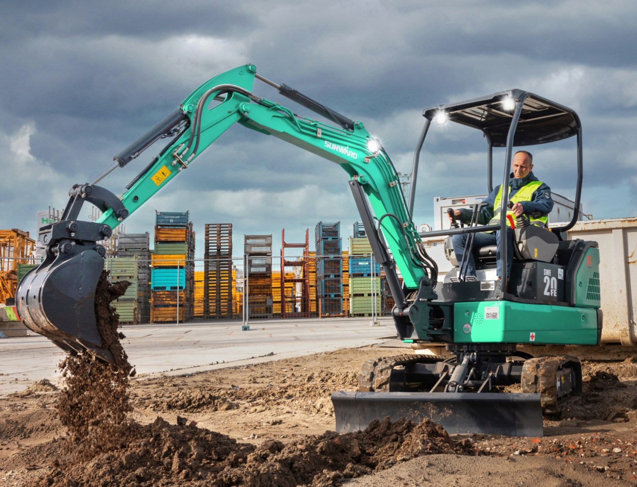 向新而行！龙8头号玩家智能电动挖掘机线上推介会乐成举行