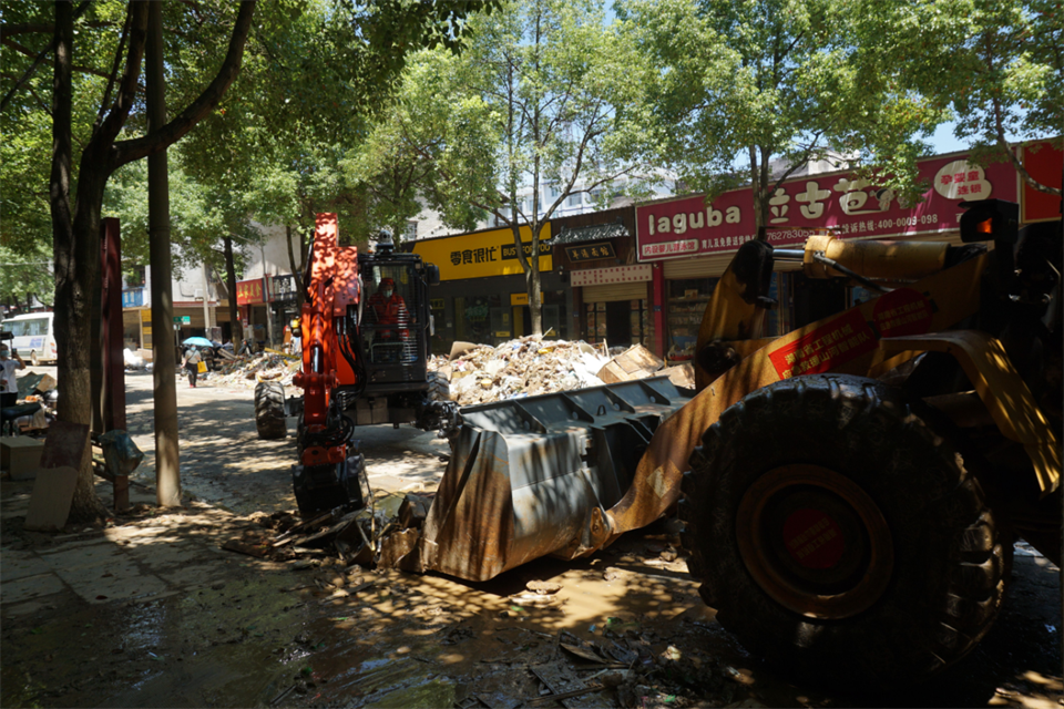 驰援湖南平江抗洪抢险，，，，，，，，共克时艰显继续