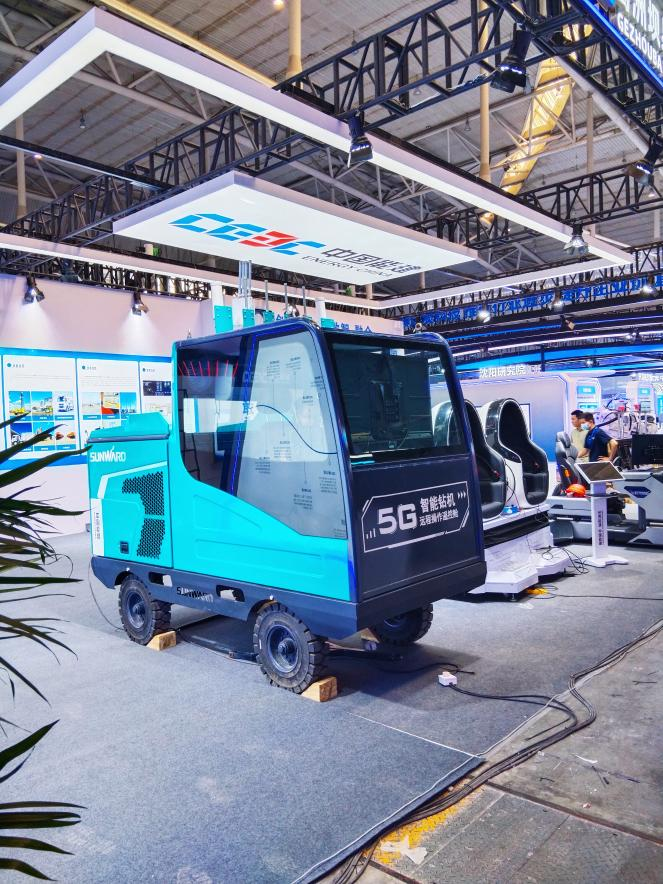 龙8头号玩家智能5G智能钻机亮相新疆矿博会