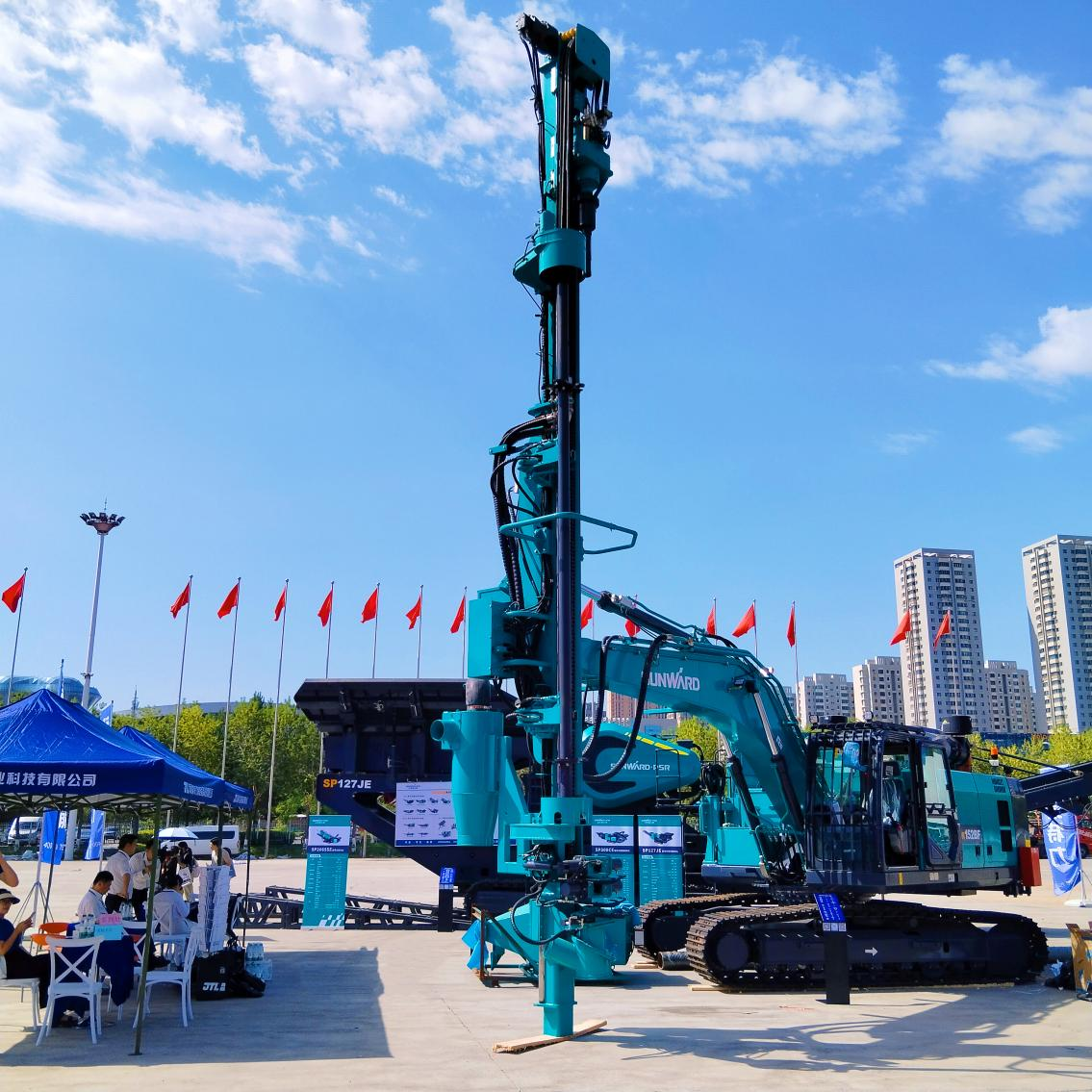 龙8头号玩家智能5G智能钻机亮相新疆矿博会