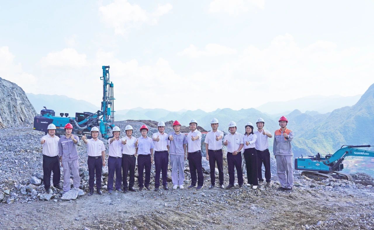 相助共赢，，，，，，，，智胜未来！龙8头号玩家智能造访湖南柿竹园有色金属有限责任公司