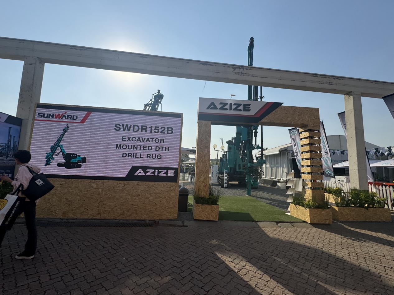 跨越山海，，，，，，，，重器远航！龙8头号玩家智能亮相南非最大矿业展会